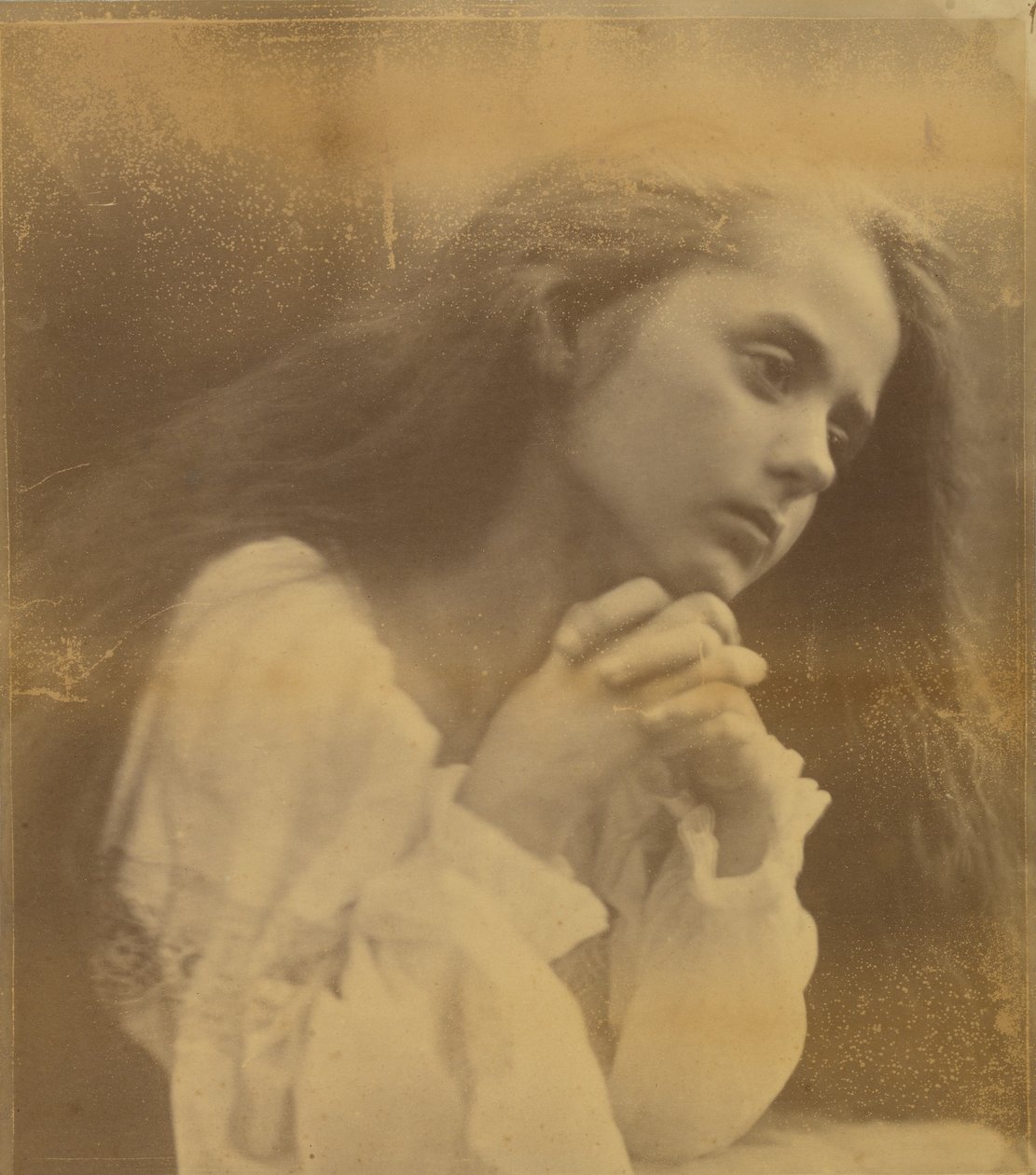 Ung flicka som ber av Julia Margaret Cameron