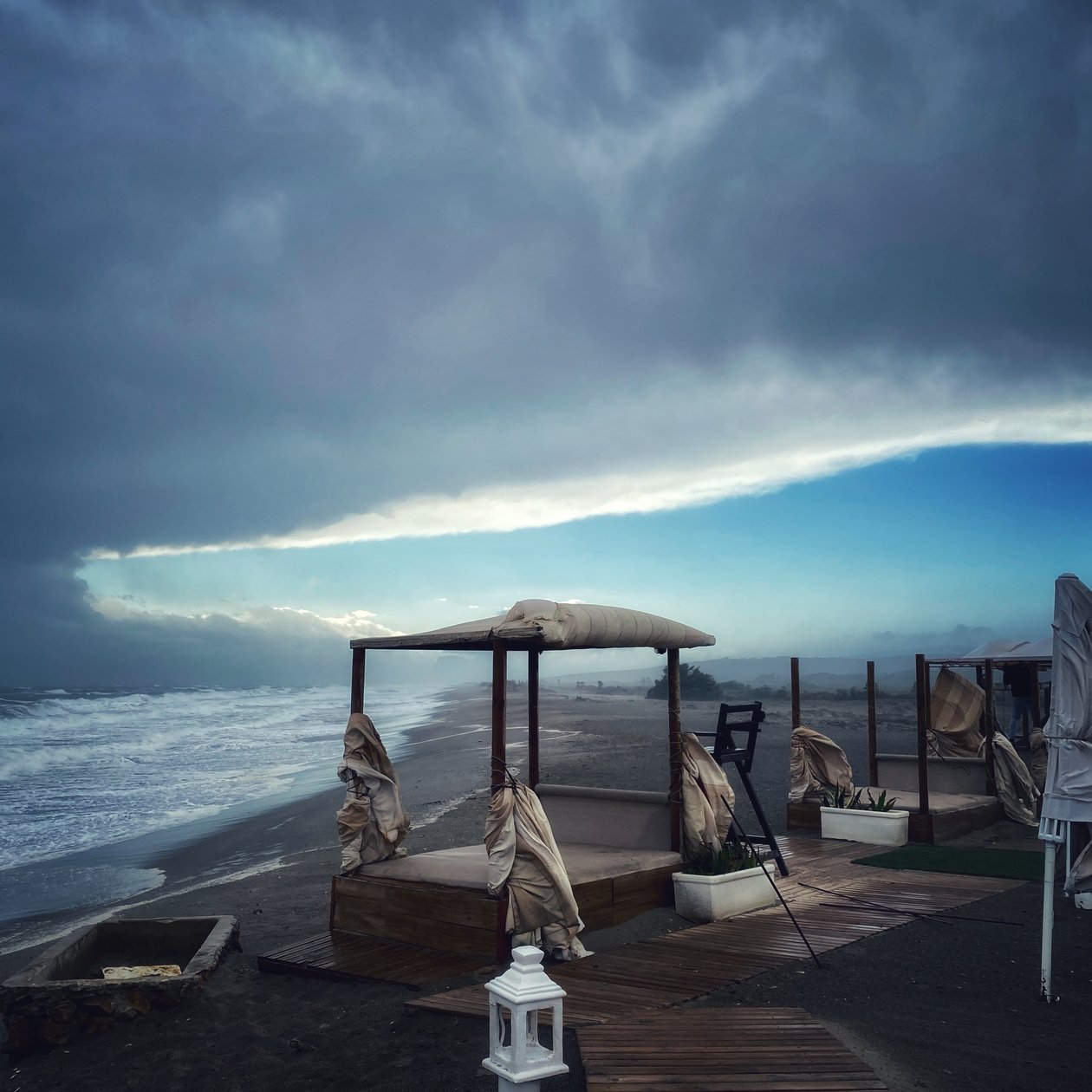 Surrealistisk stormig himmel vinterstrand av Katha Wood