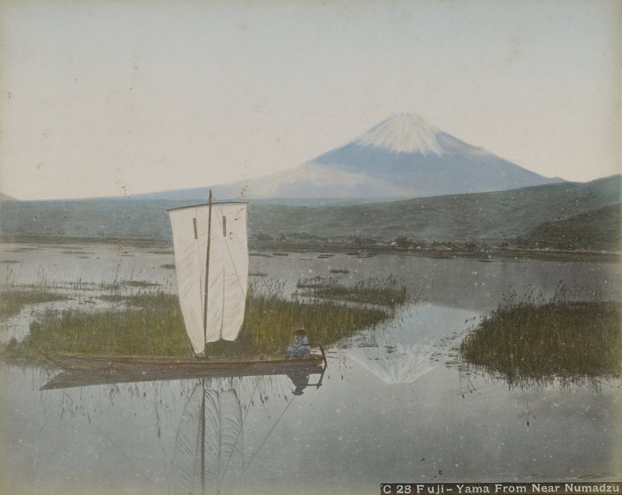 Fuji-Yama From Near Numadzu, ca 1890 (albumin silvertryck med applicerad färg) av Kusakabe Kimbei