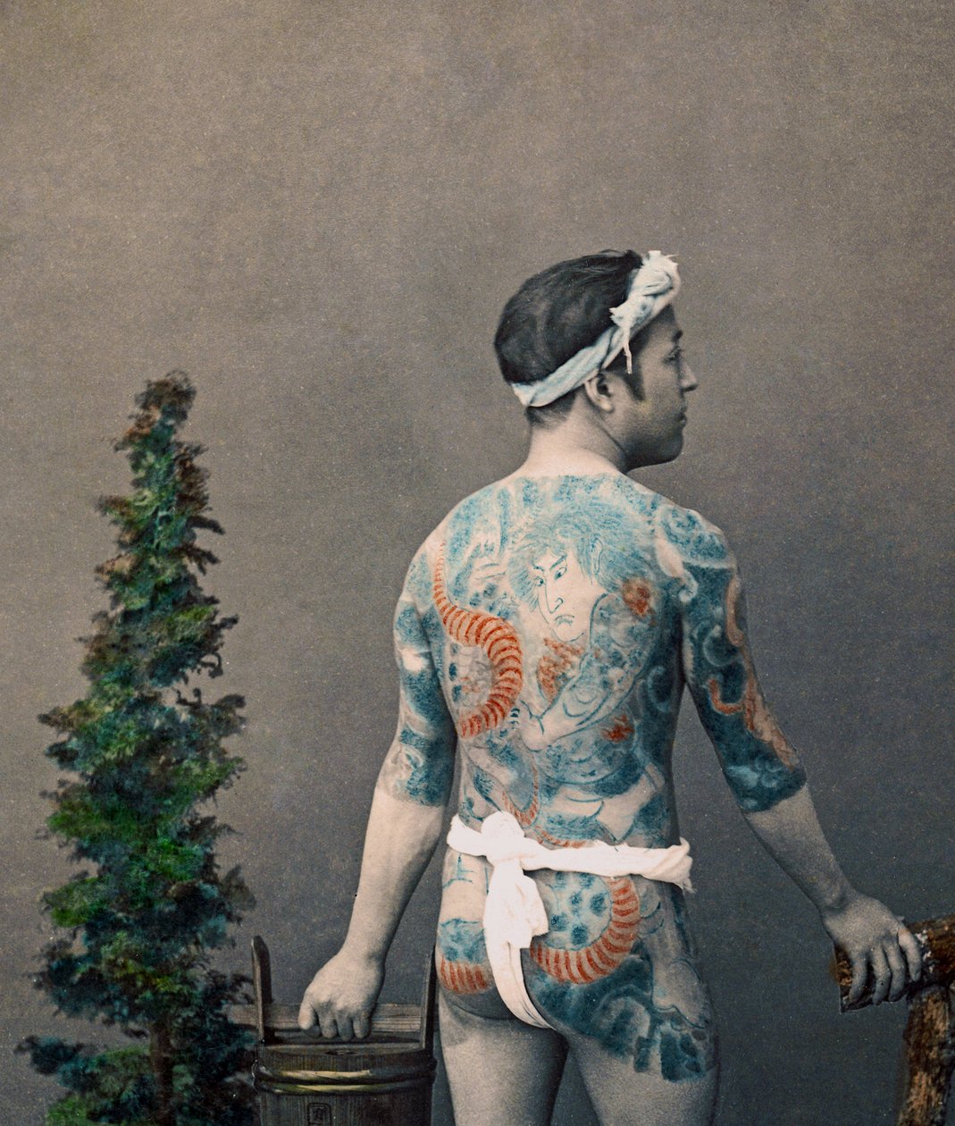 Tatuerad japansk bettgroom, ca 1880 (handkolorerat albumenprint) av Kusakabe Kimbei