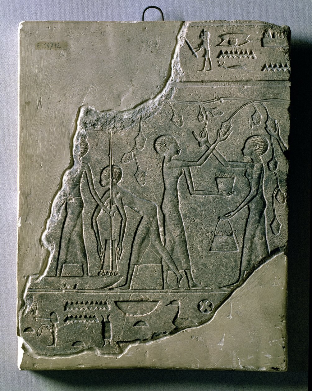 Basrelief av prästinnor som plockar druvor, 26-30:e dynastin. av Late Period Egyptian