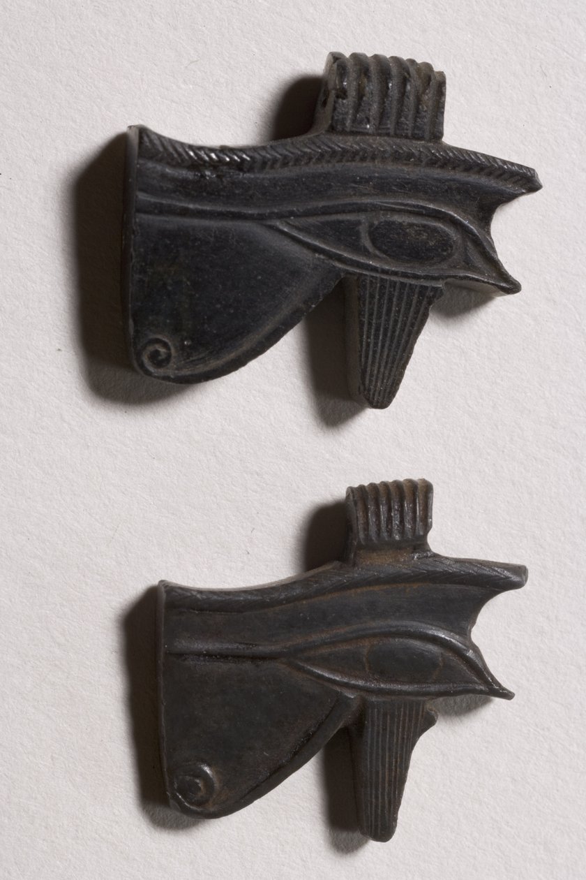 Två wedjat ögonamuletter (obsidian) av Late Period Egyptian