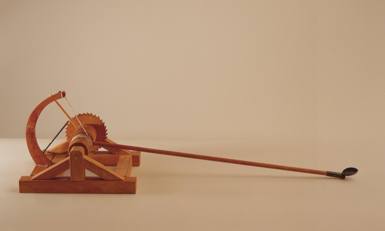 Modellrekonstruktion av da Vincis konstruktion av en katapult (trä, metall och snöre). av Leonardo da Vinci