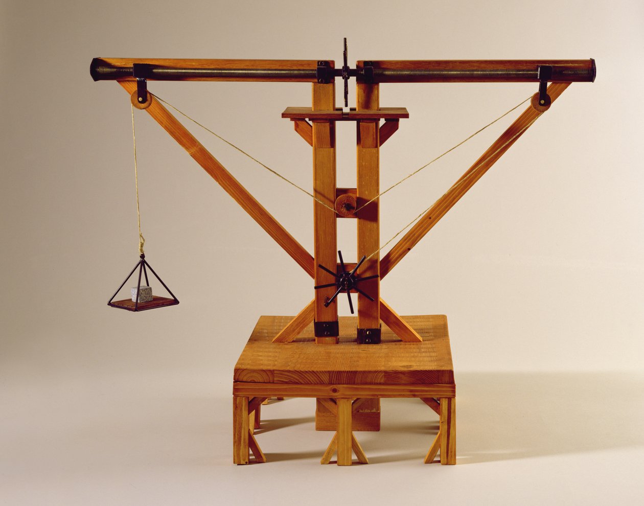 Modellrekonstruktion av da Vincis design för en dubbelvinschkran (trä, metall och snöre) av Leonardo da Vinci