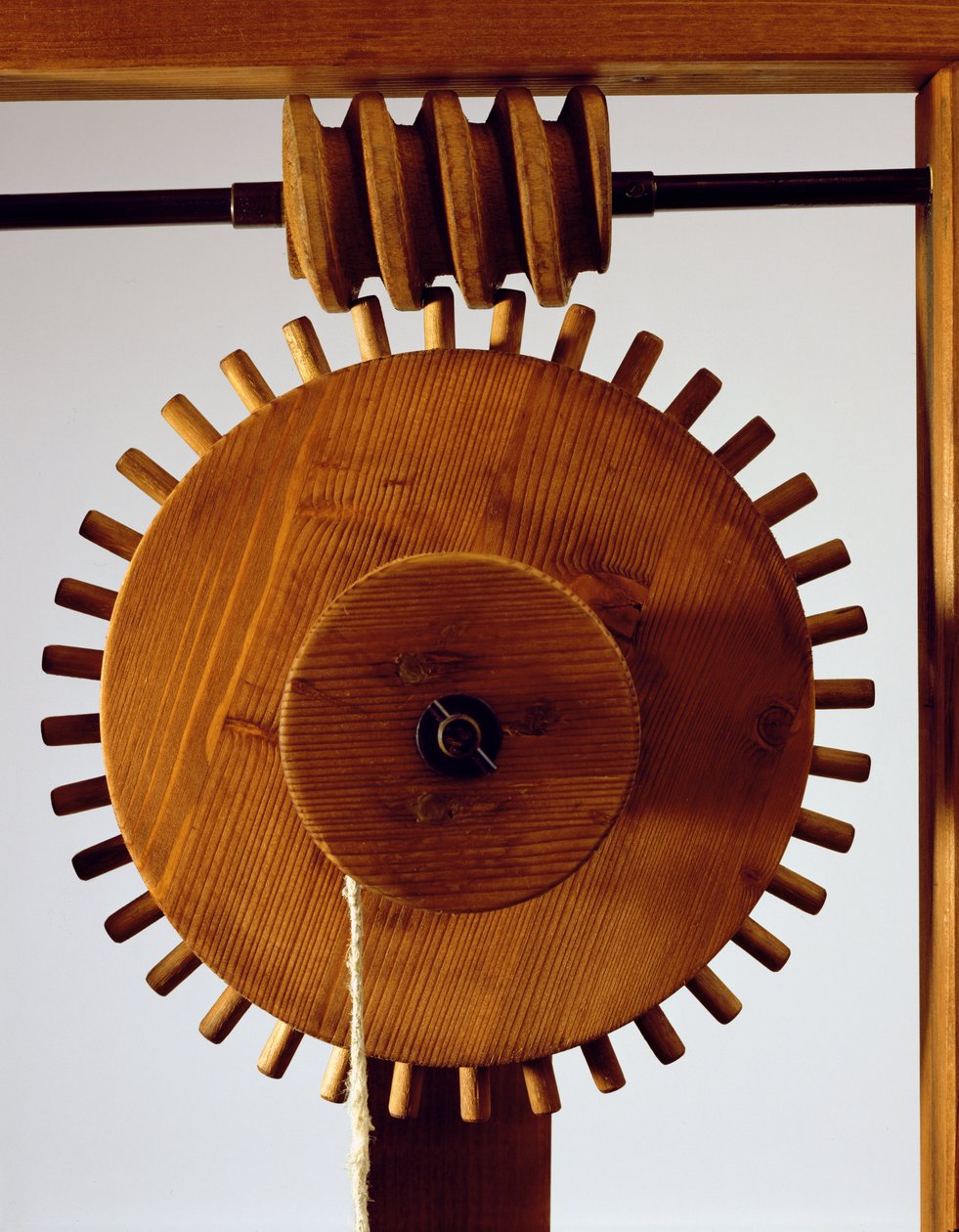 Modellrekonstruktion av da Vincis design för en spiralformad mekanism (trä, metall och snöre) av Leonardo da Vinci