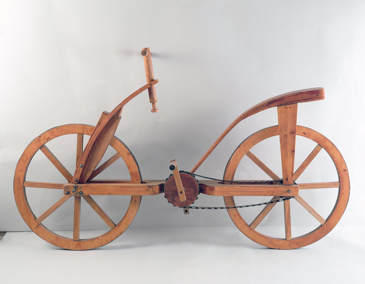 Rekonstruktion av da Vincis design för en cykel (trä) av Leonardo da Vinci