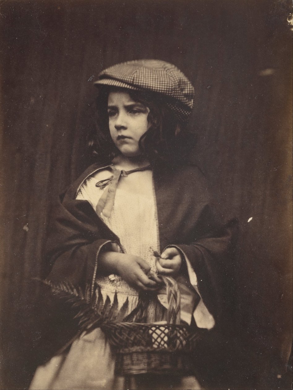 (Ung flicka håller en korg) av Lewis Carroll