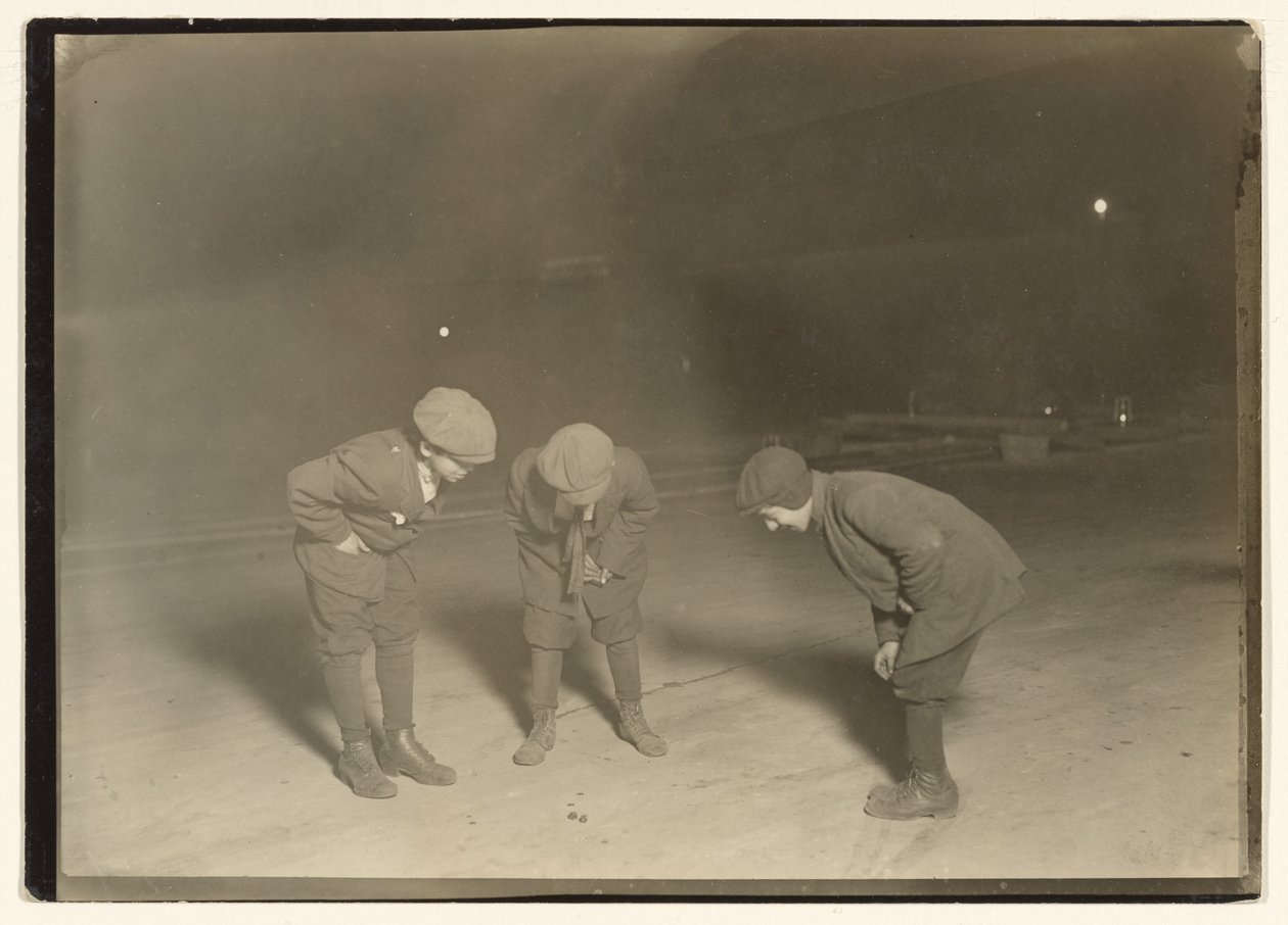 Ett skitspel vid midnatt. av Lewis W. Hine