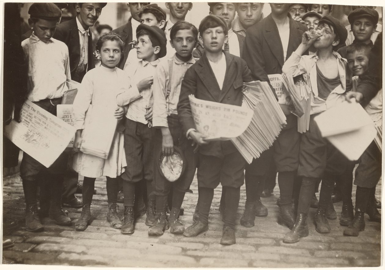 [En massa Newsies, inklusive en flicka] av Lewis W. Hine