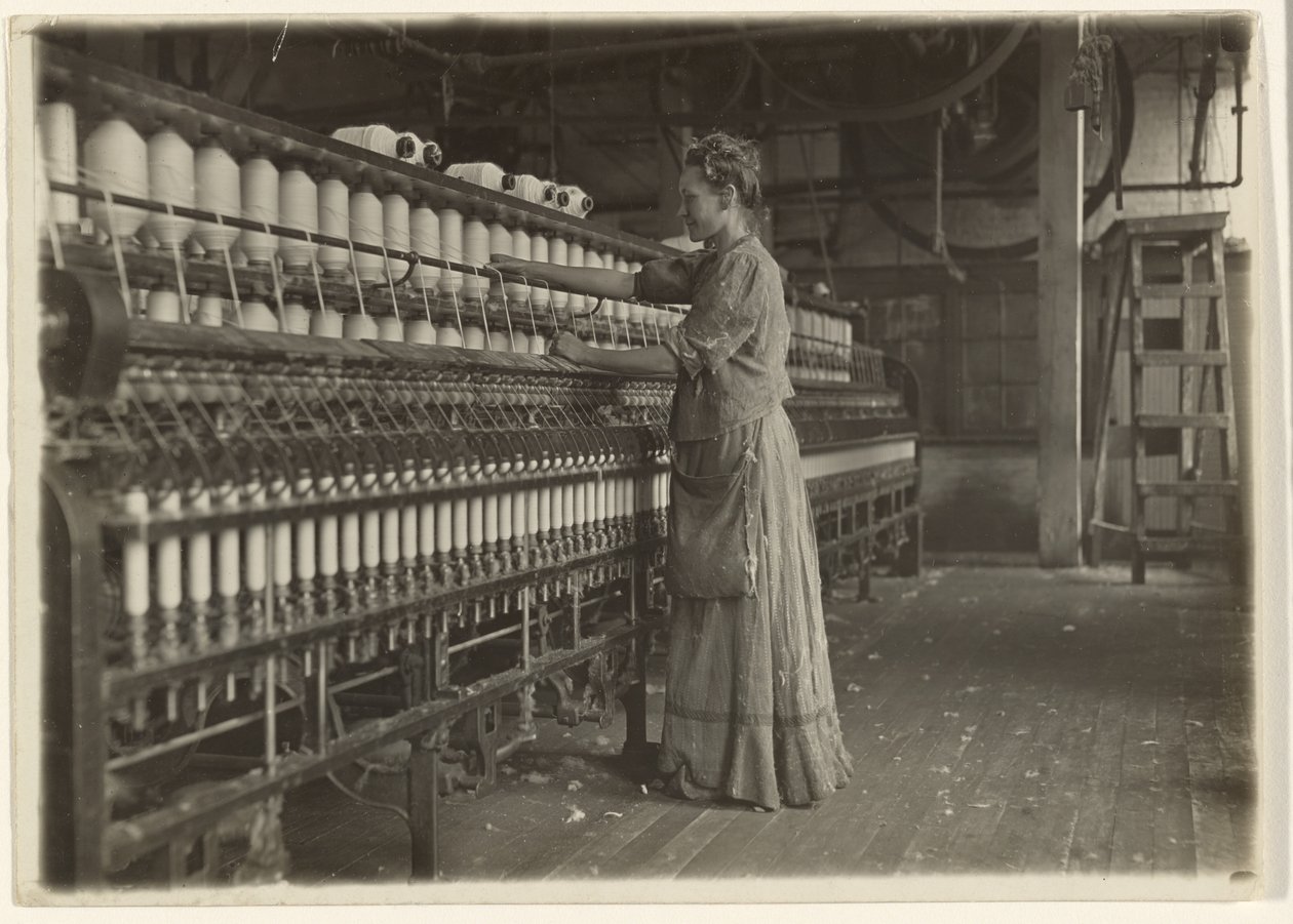 I en gammaldags textilfabrik (spinnare). av Lewis W. Hine
