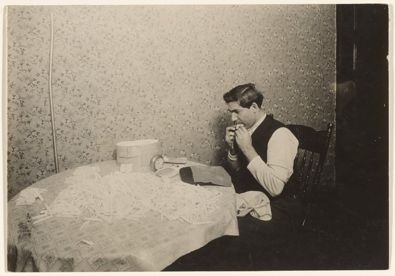 Rullande cigaretter i N.Y. Tenement/[Hemläxa] av Lewis W. Hine