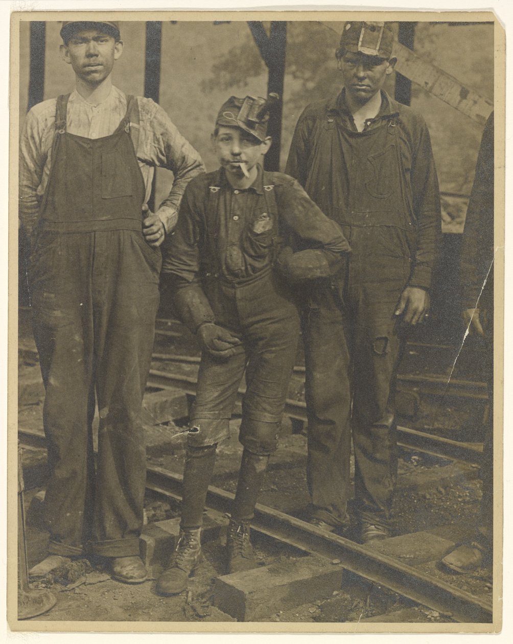 [Tre gruvarbetare (S. Pittston, Pennsylvania)] av Lewis W. Hine