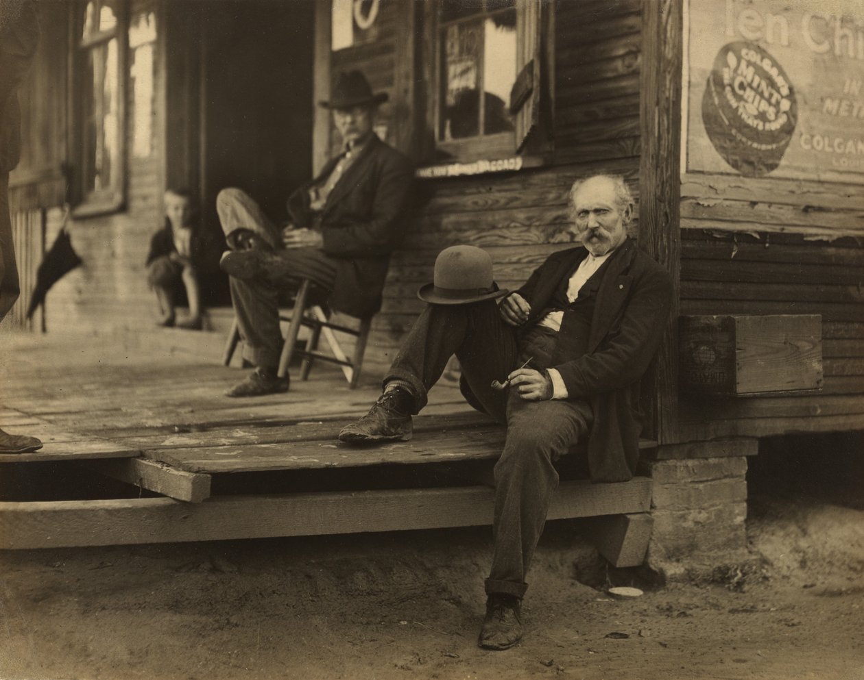 Två män och en pojke på verandan av Lewis W. Hine