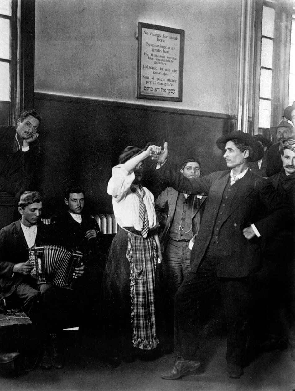 Invandrare på Ellis Island av Lewis Wickes Hine