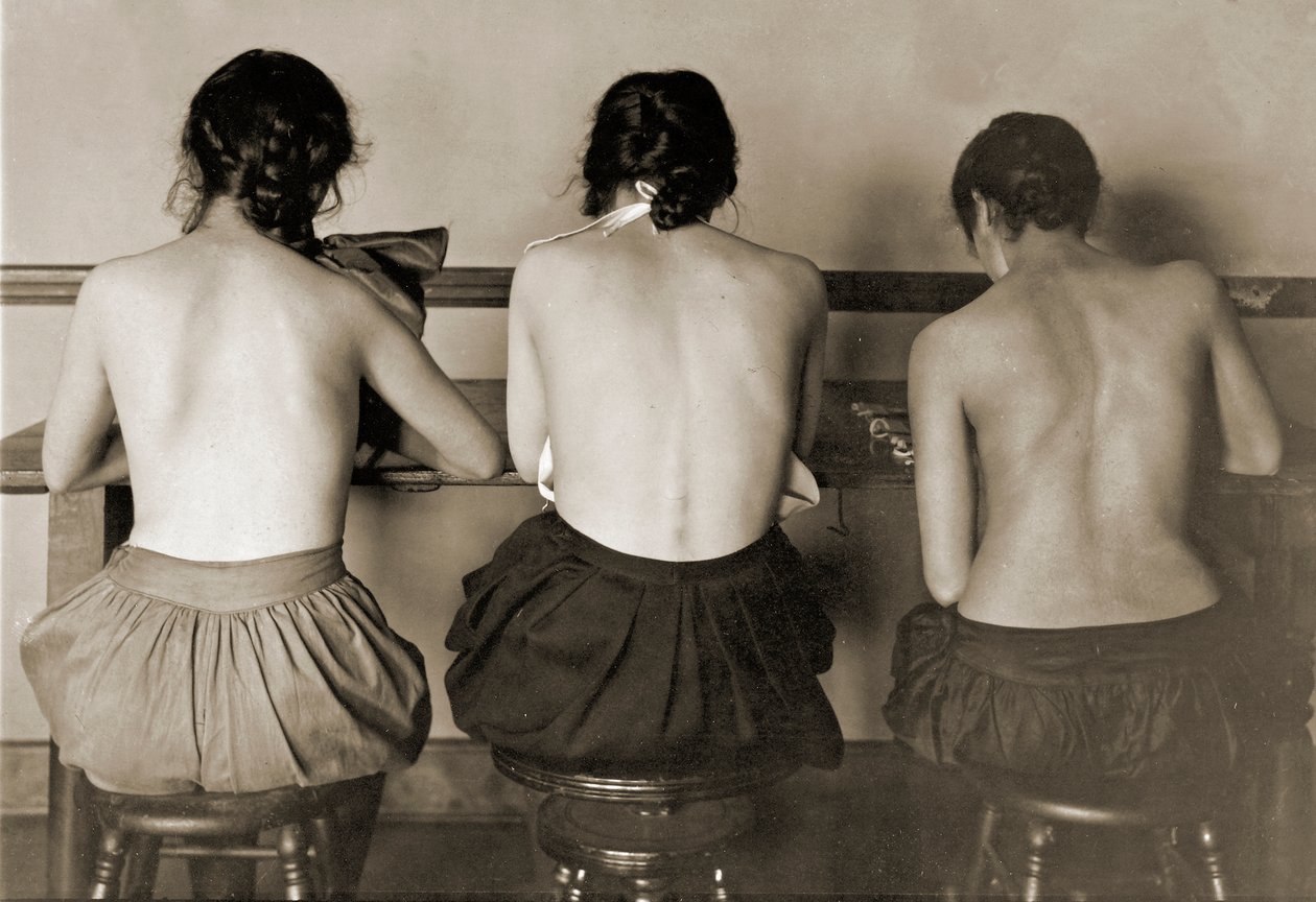 Symaskinsflickor, ca 1917 av Lewis Wickes Hine