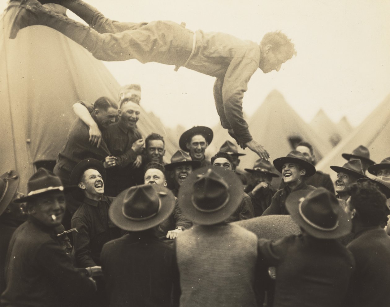 Soldat kastad upp i luften,1917 (foto) av Lewis Wickes Hine