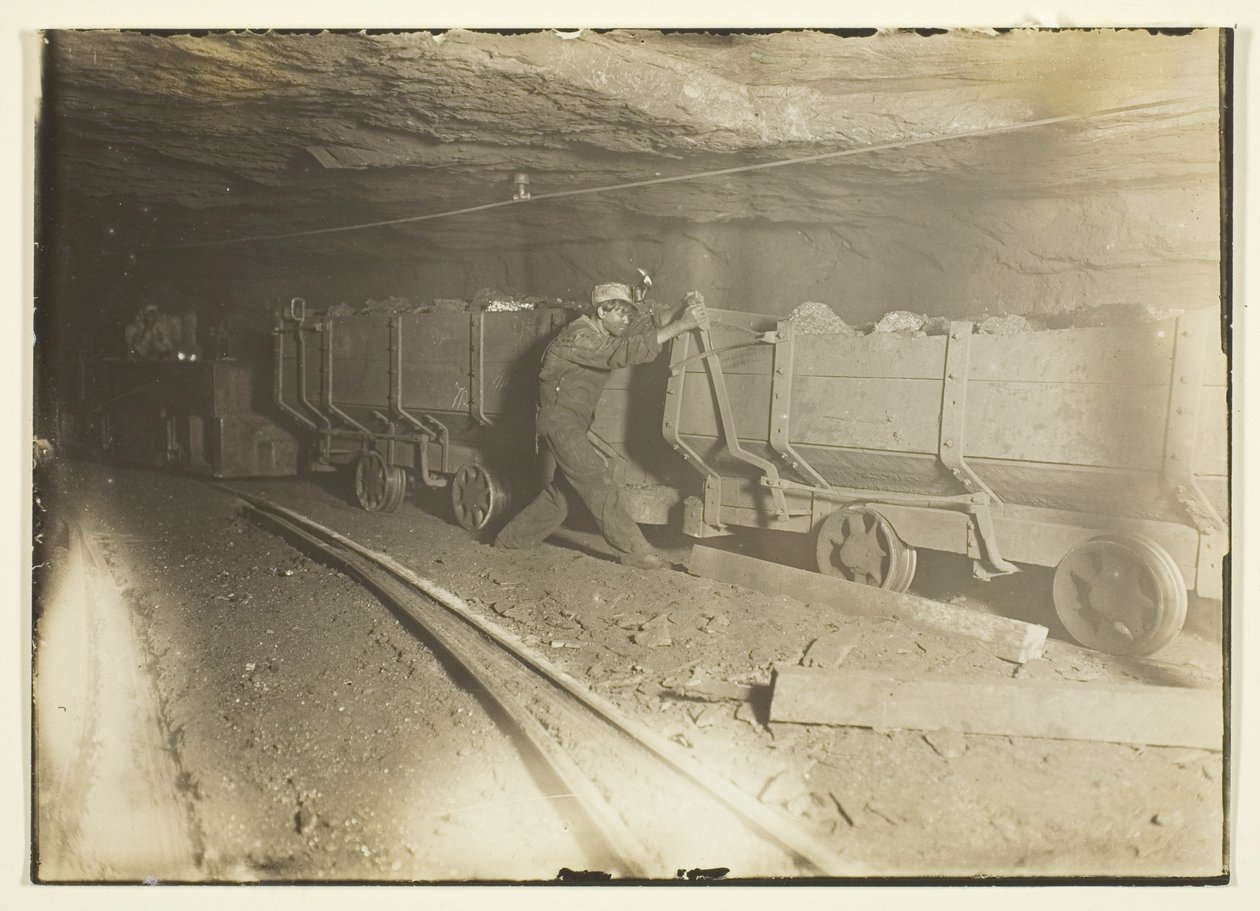 Utan titel (Kolbilar i gruva) av Lewis Wickes Hine