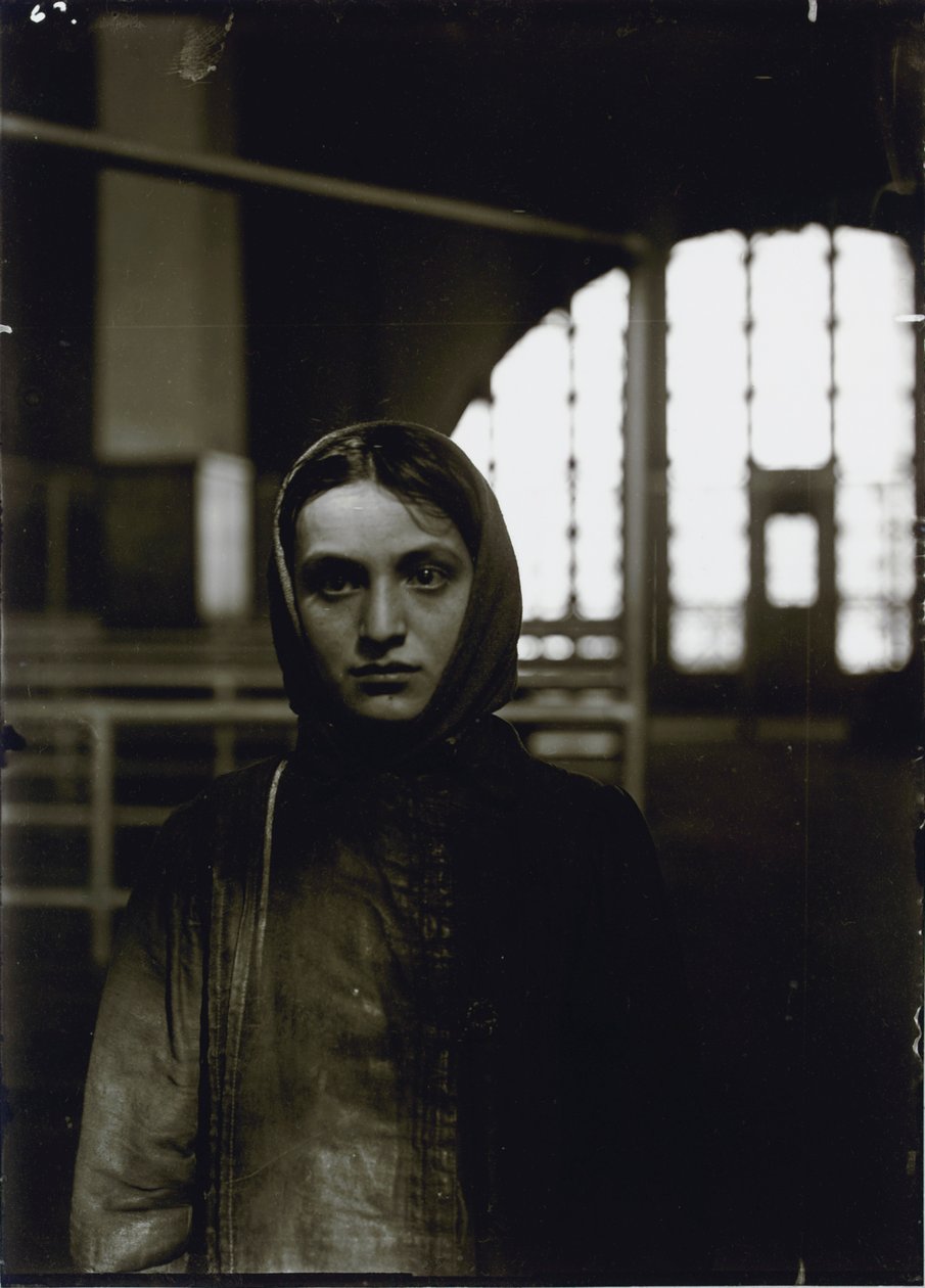 Ung rysk judinna, Ellis Island, 1905 av Lewis Wickes Hine