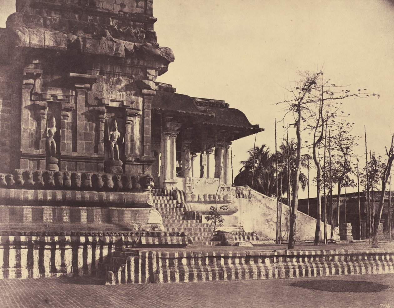 Tanjore: Stor pagod, ingång med blickar utåt av Linnaeus Tripe