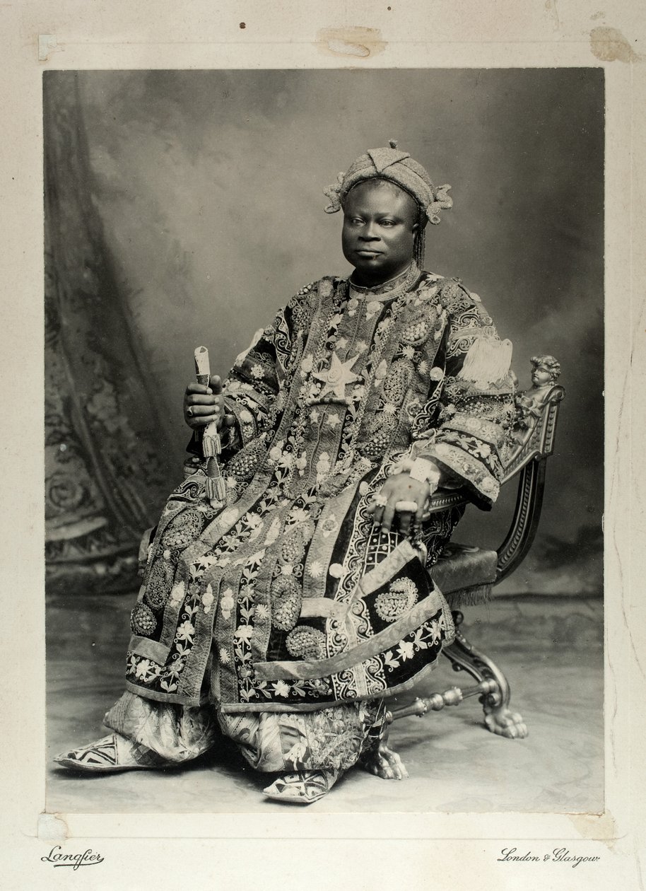 Tegumada Ademola, England, 1904 (silvertryck av gelatin) av Louis Adolph Langfier
