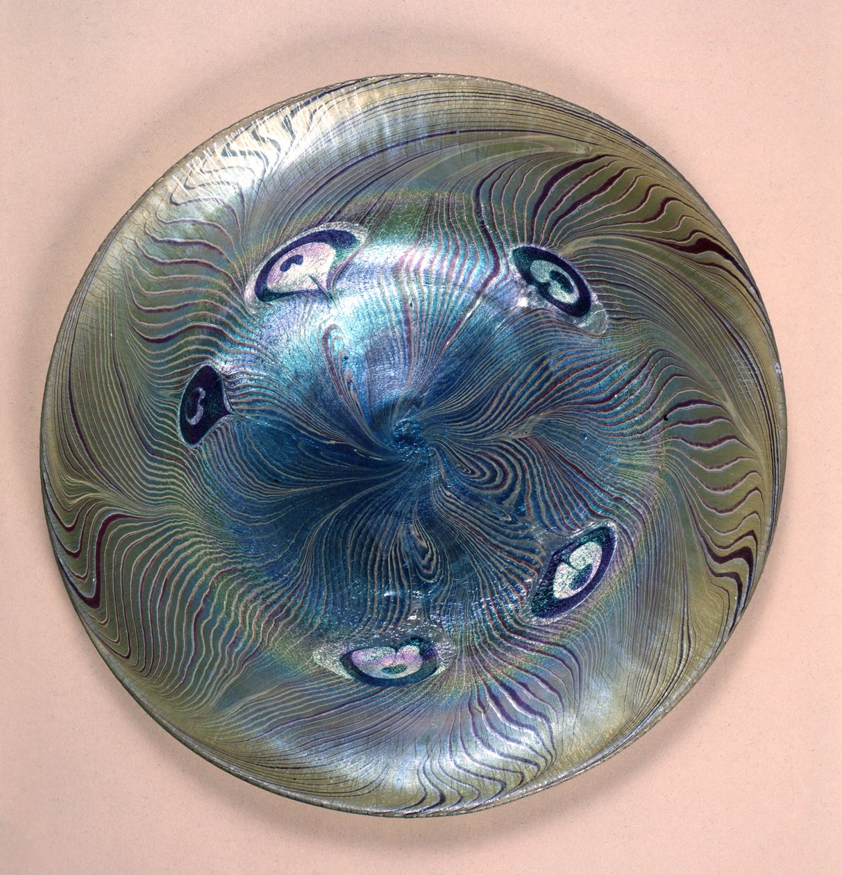 Tiffany favrile tallrik, New York, 1902 (glas) av Louis Comfort Tiffany