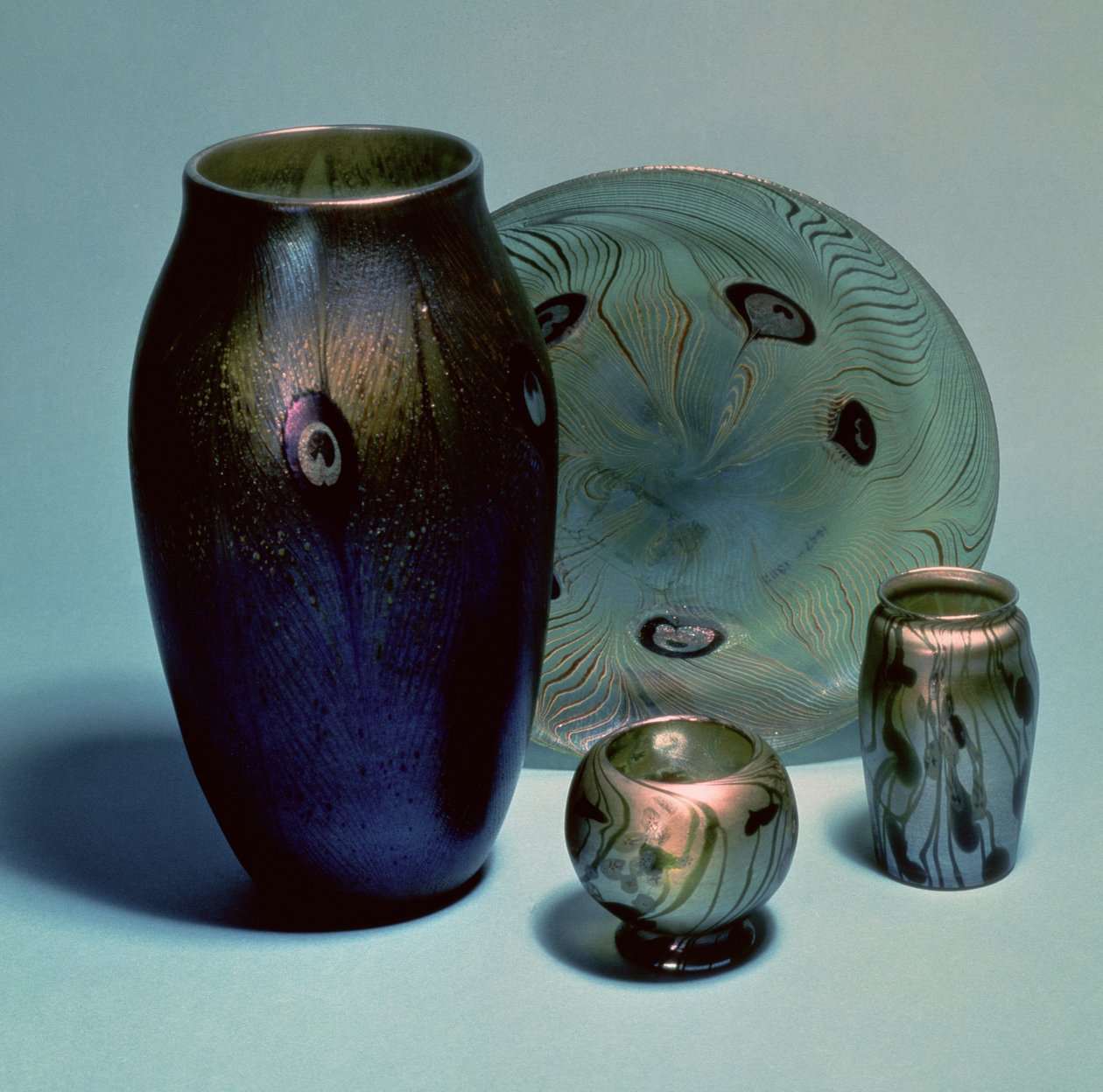 Tiffany favriltallrik och vaser, New York, ca 1890 (glas) av Louis Comfort Tiffany