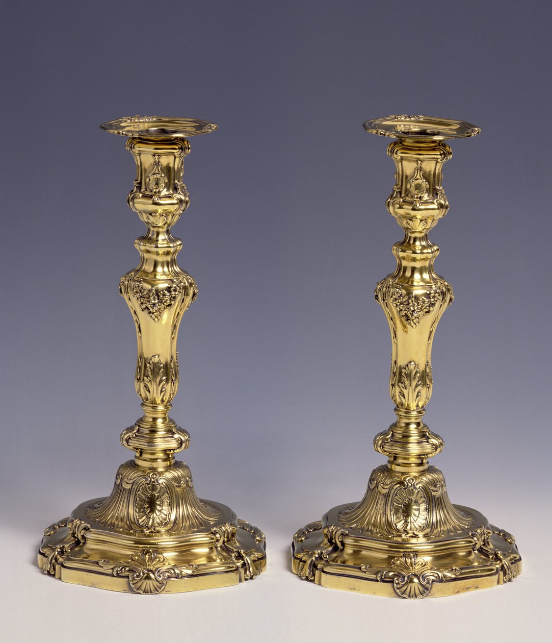 Ett par ljusstakar, gjorda av Louis-Joseph Lenhendrick (förgylld silver) av Louis Joseph Lenhendrick