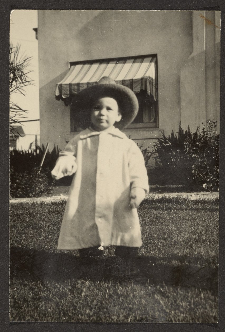 [Baby i stor hatt] av Louis Fleckenstein