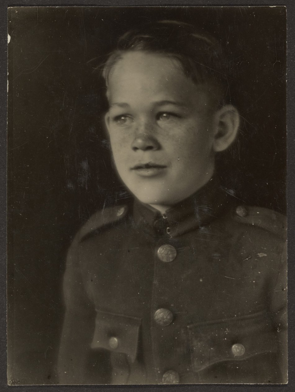 [Pojke klädd i uniform] av Louis Fleckenstein