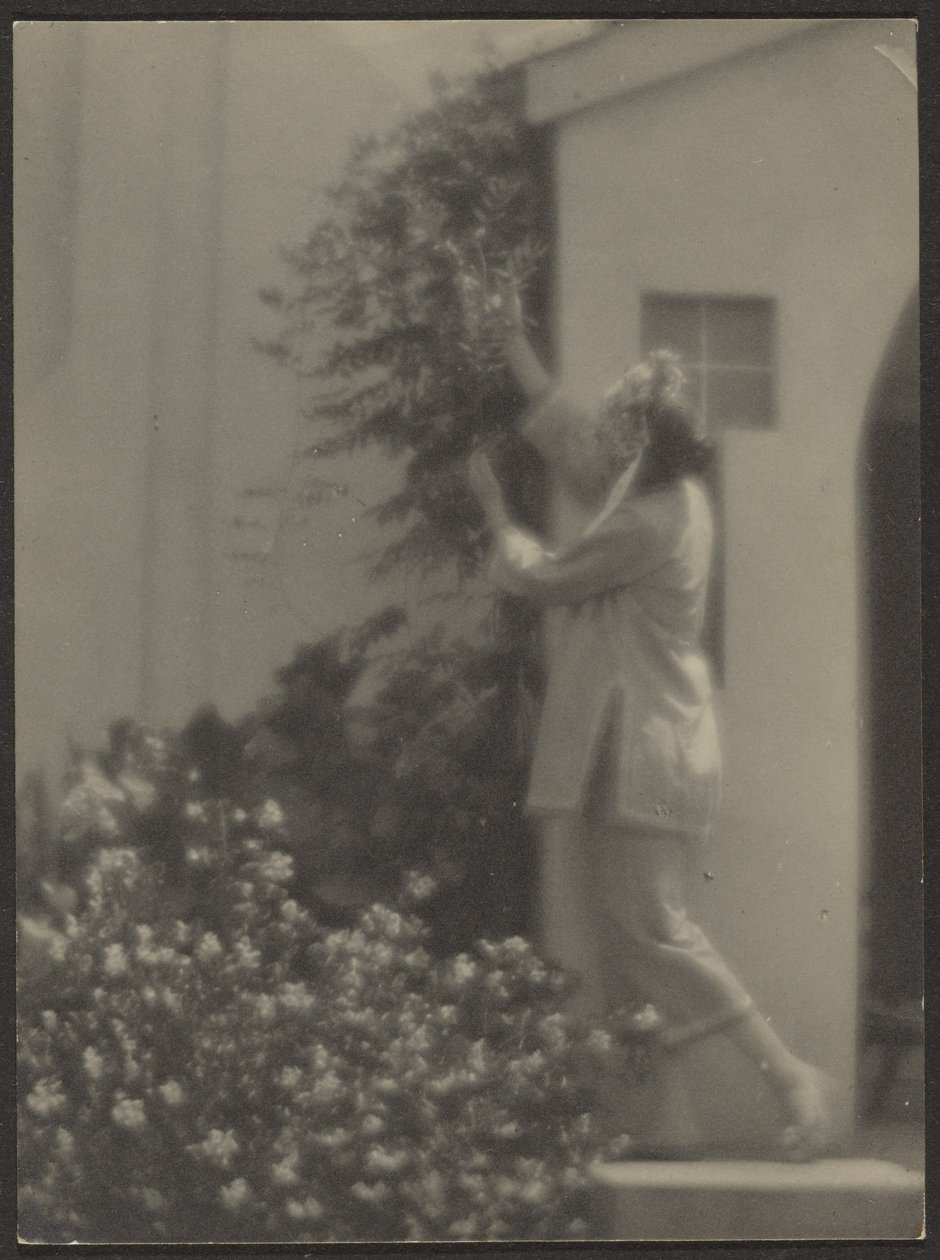 [Dancer Outside] av Louis Fleckenstein