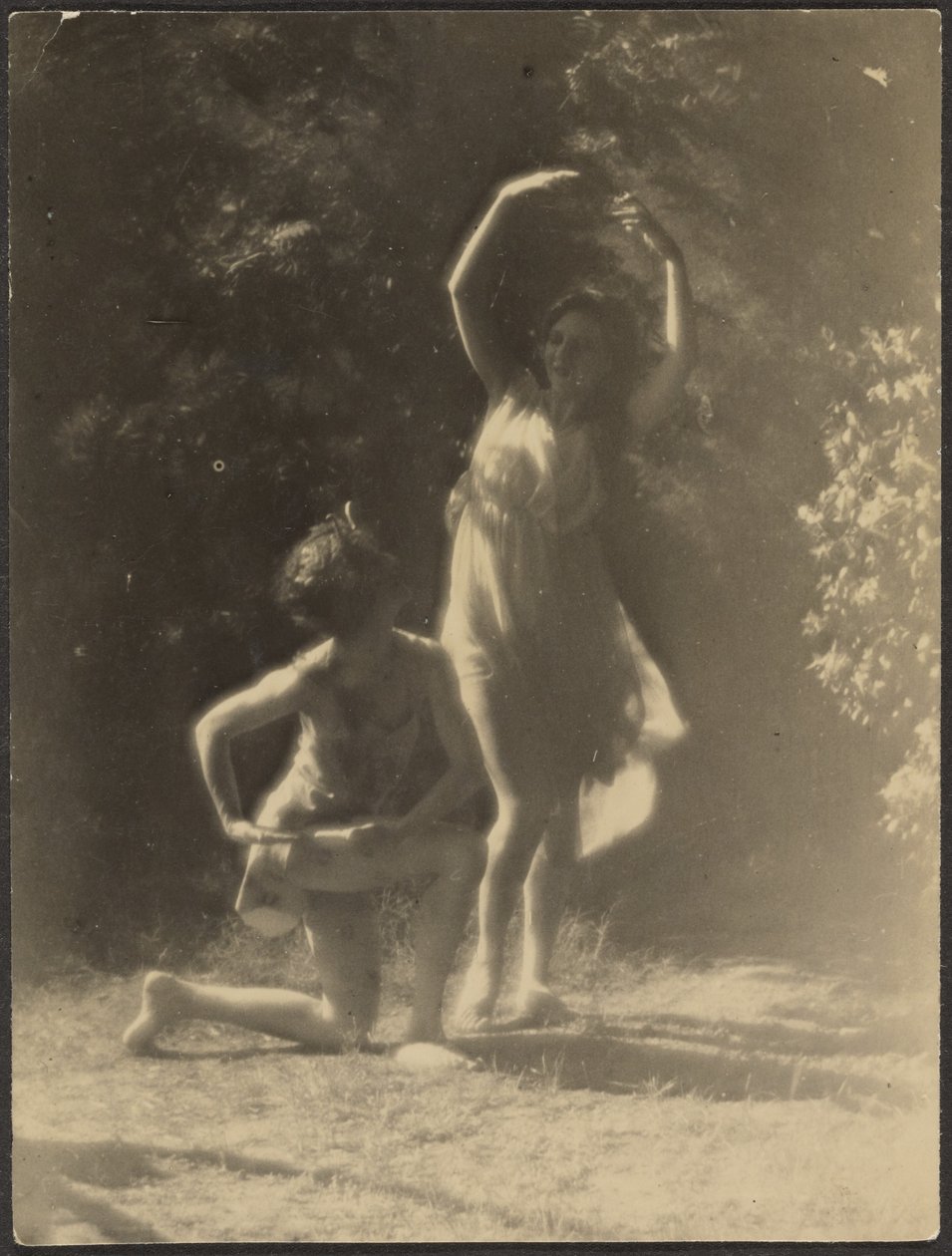 [Dansare i trädgården] av Louis Fleckenstein