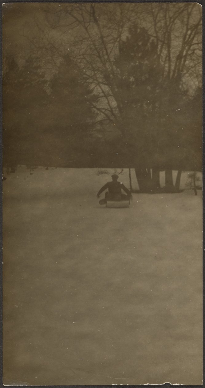 [Figur på släde i snö] av Louis Fleckenstein
