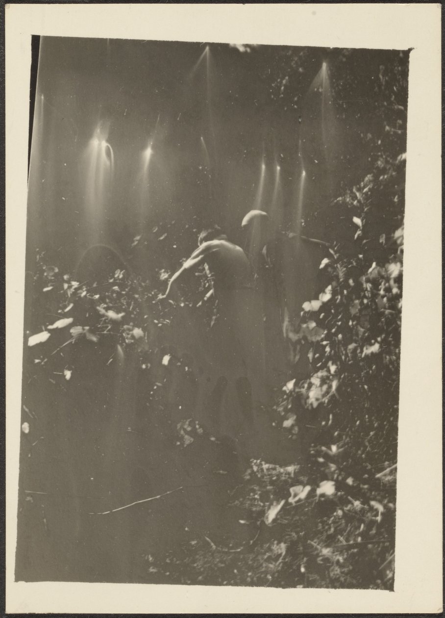 [Figurer i skogen] av Louis Fleckenstein
