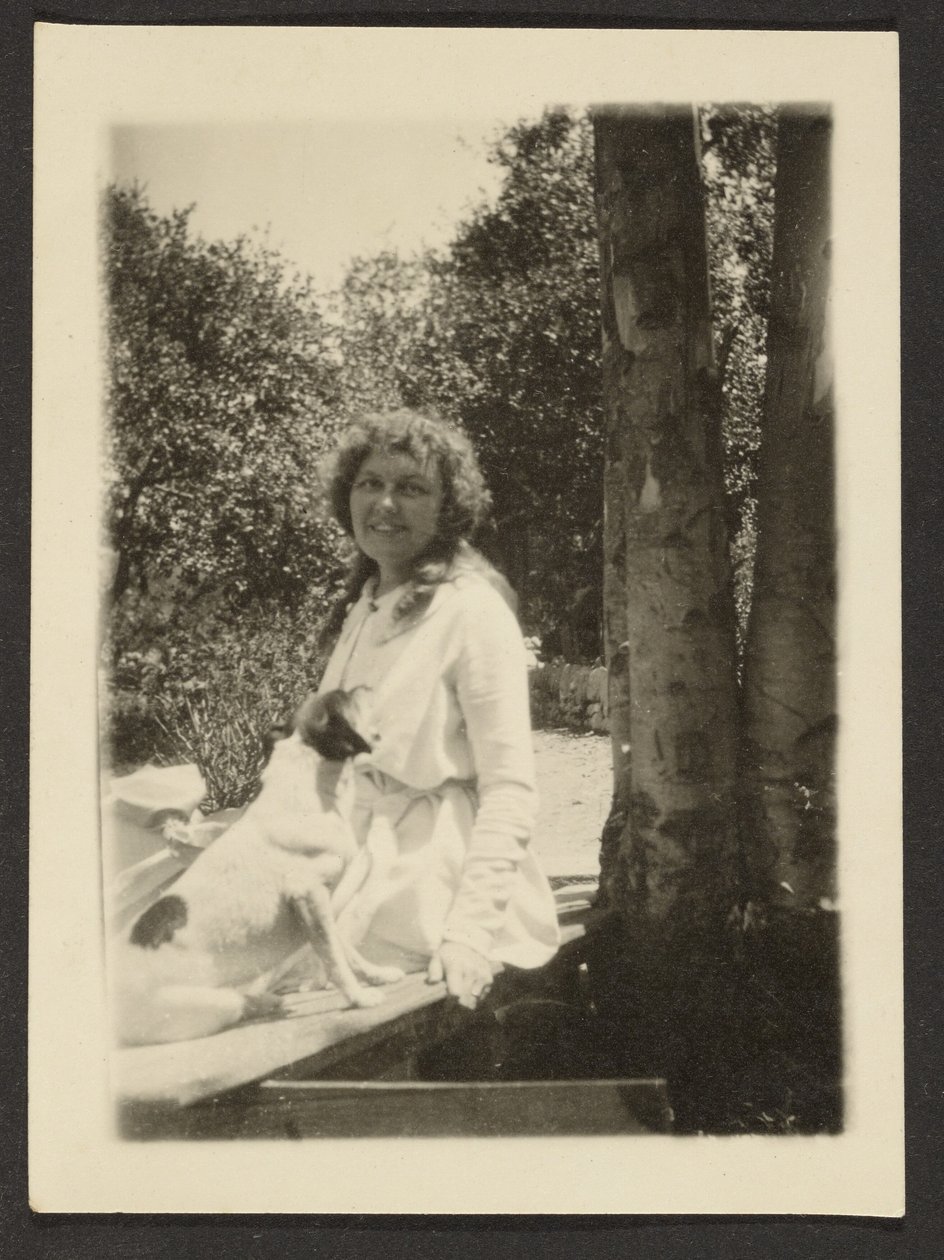 [Florence sitter med hund] av Louis Fleckenstein