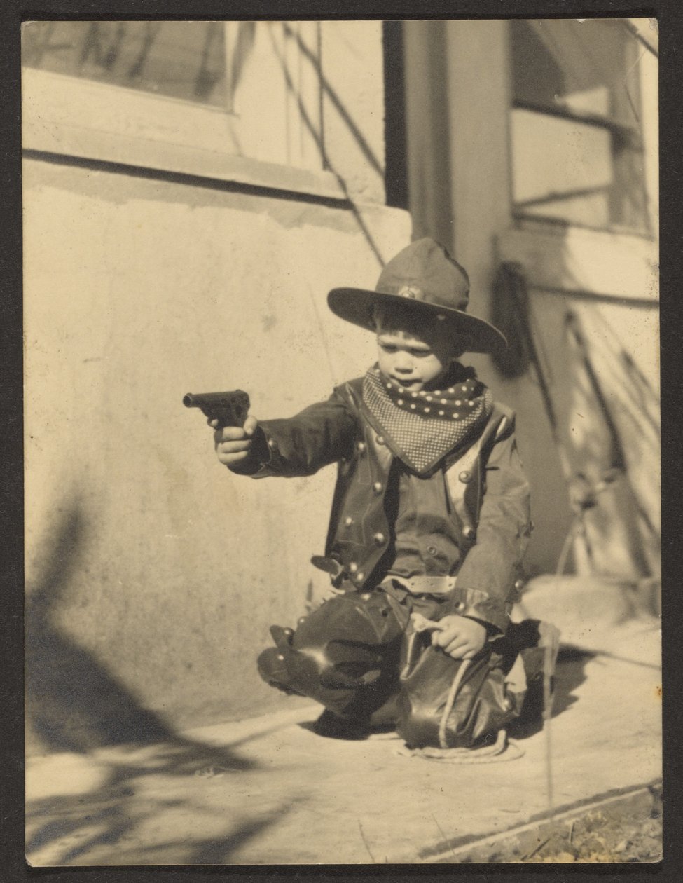 [Liten pojke i cowboyutstyrsel] av Louis Fleckenstein