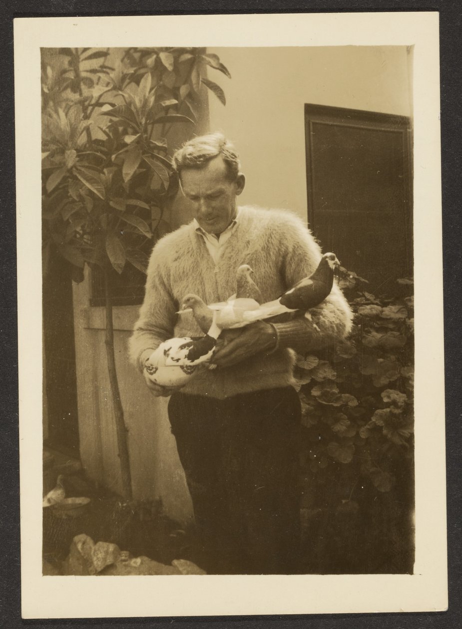 [Man med duvor] av Louis Fleckenstein