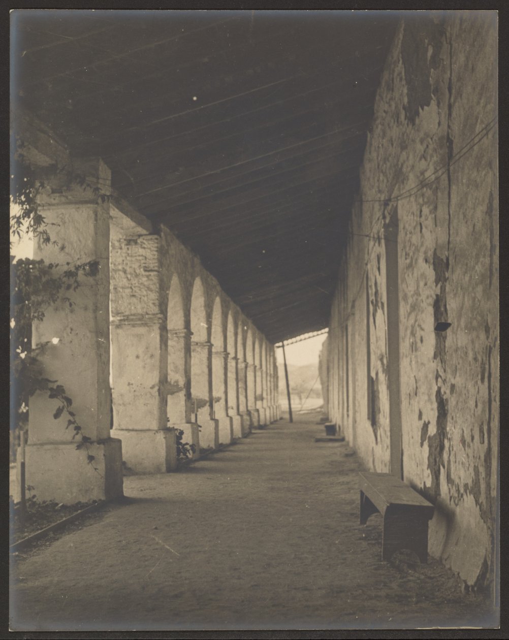 [Mission Hallway] av Louis Fleckenstein