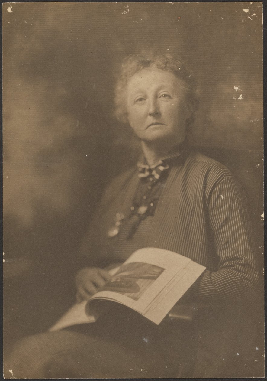 [Woman Holding Magazine] av Louis Fleckenstein