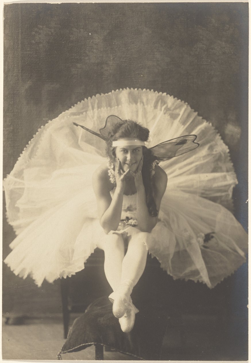 [Ung ballerina med älvvingar] av Louis Fleckenstein