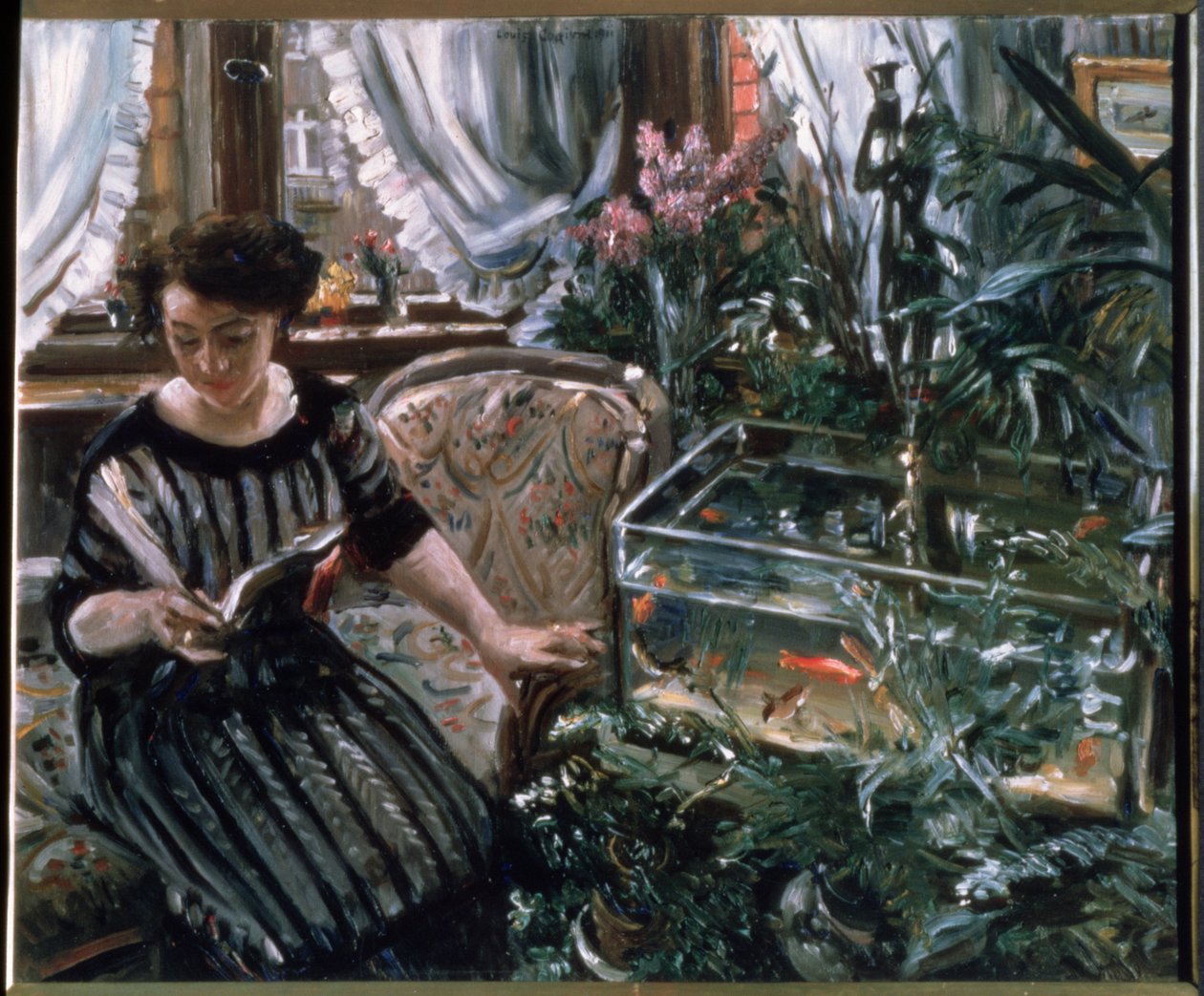 En kvinna som läser nära en guldfisktank av Lovis Corinth