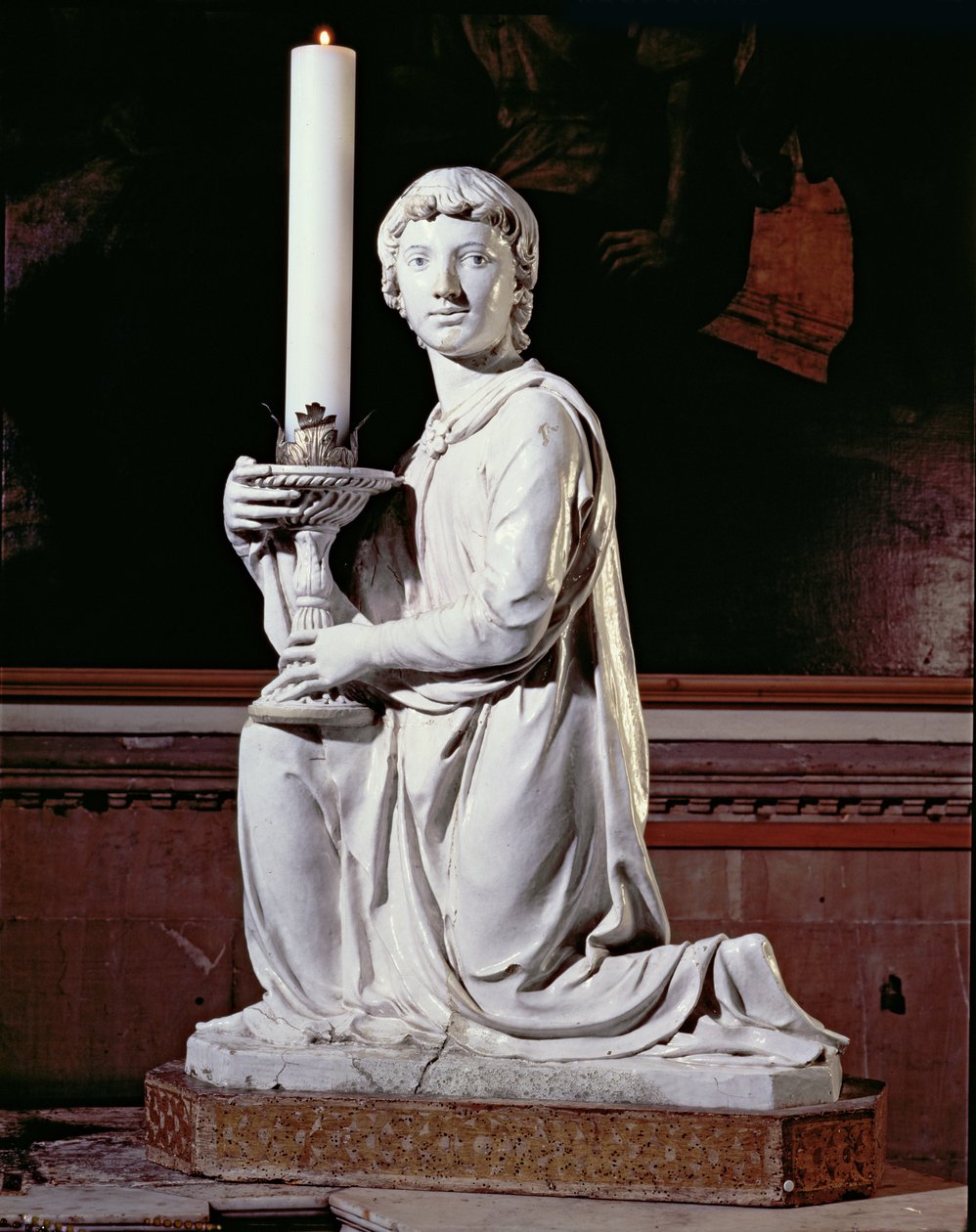 Ängel som håller ett ljus (glaserad keramik) (för detaljer se 97635) (för par se 97637-8) av Luca Della Robbia