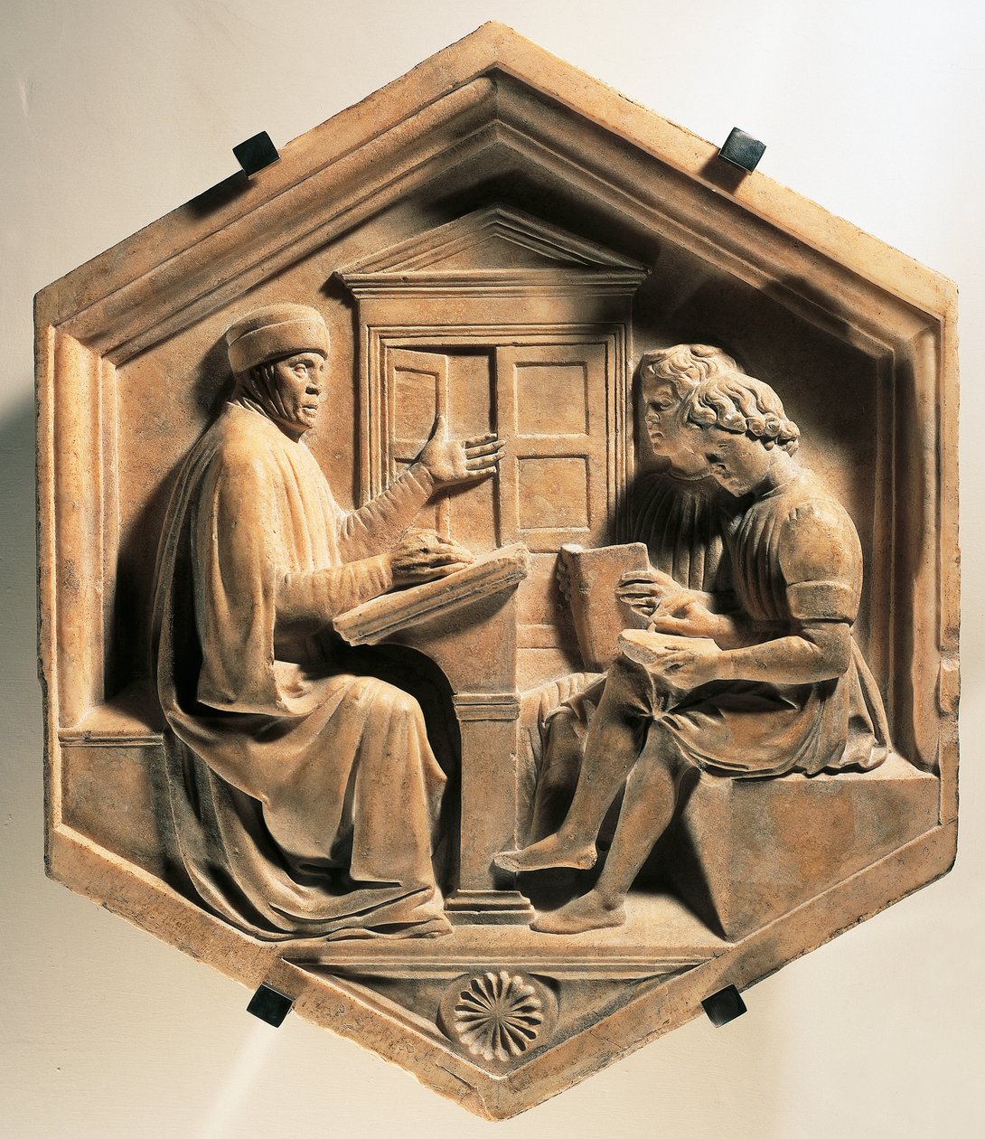 Den lärde Priscian undervisar två studenter av Luca Della Robbia