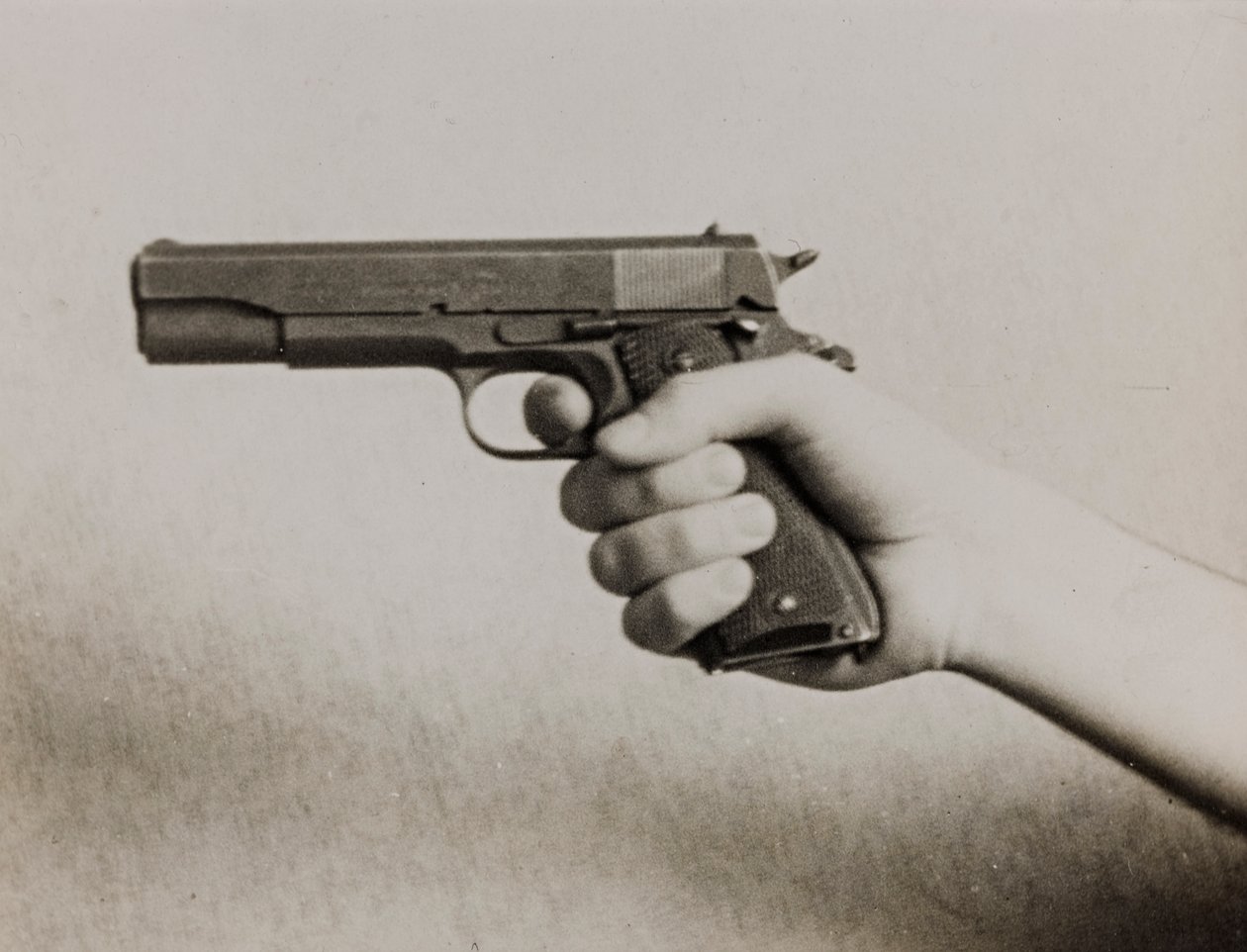 En hand som håller i en automatpistol av Luigi Leoni