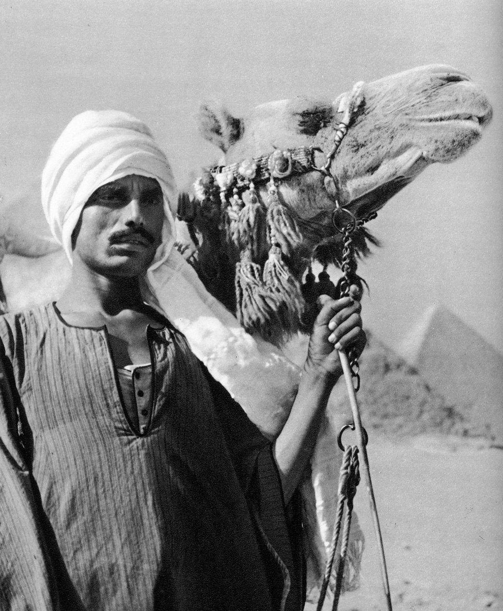 Kamelförare nära pyramiderna, Egypten, 1937 av Martin Hurlimann