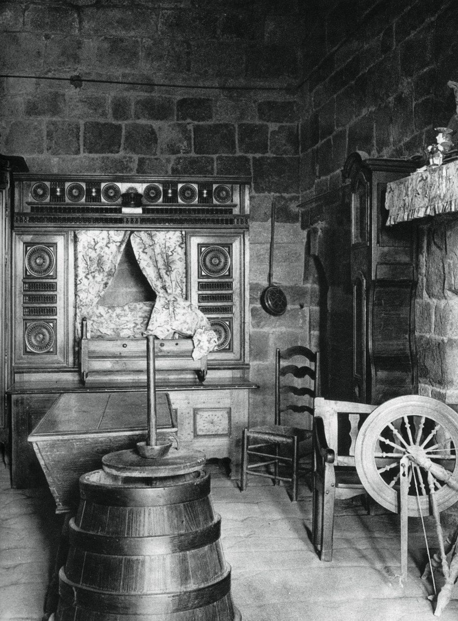 Interiör, Dinan, Bretagne, Frankrike, 1937. av Martin Hurlimann