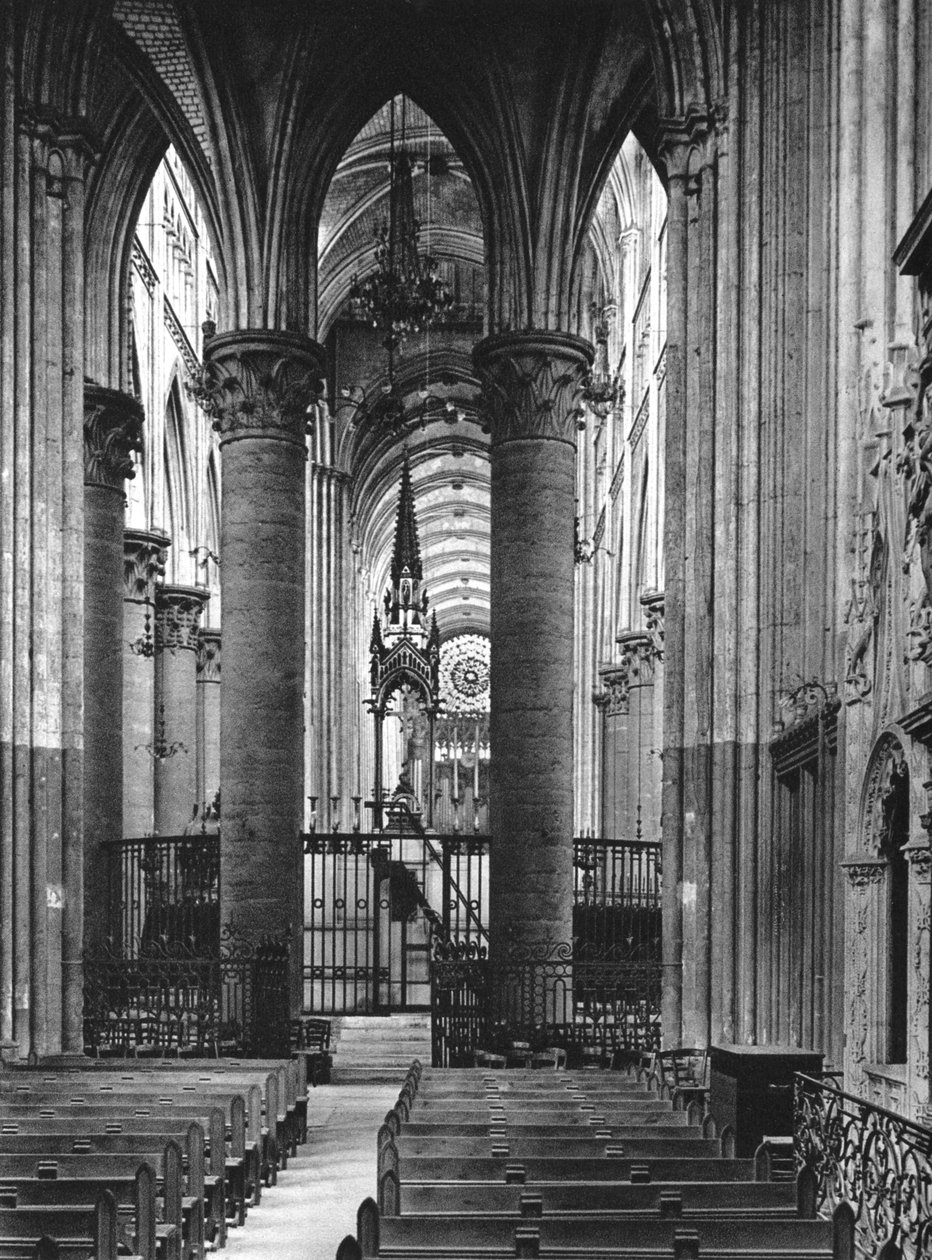 Interiör av Rouens katedral, Frankrike, 1937. av Martin Hurlimann
