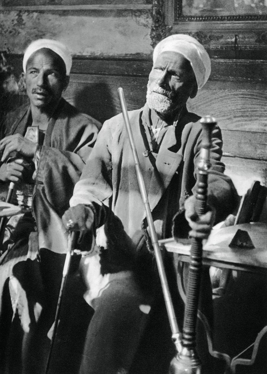 Smoking the narghileh, Kairo, 1937 av Martin Hurlimann