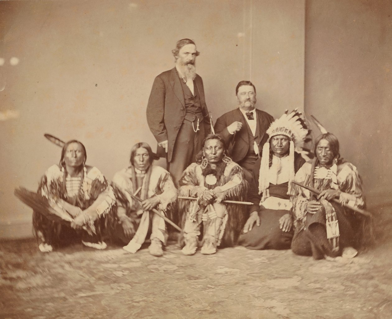 General J. E. Smith och indianer, 1870-talet. av Mathew Brady