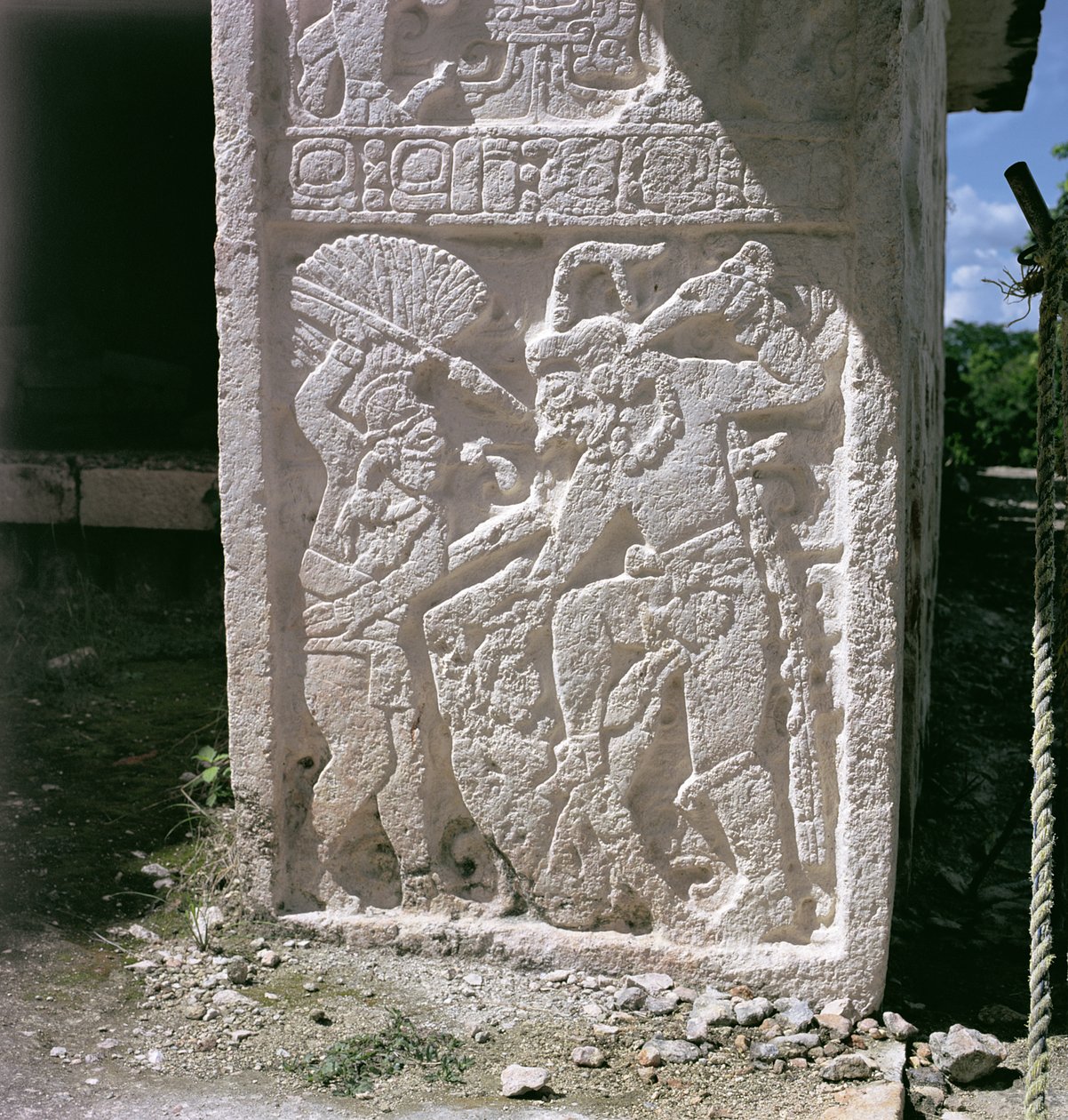 Utskuren överliggare, från baksidan av maskernas tempel, sen klassisk period (600-900 e.Kr.) av Mayan
