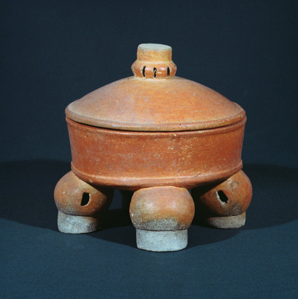 Täckt tetrapodskål, från Tikal, Peten, Guatemala, tidig klassisk period (ca 200-600 e.Kr.) (keramik) av Mayan